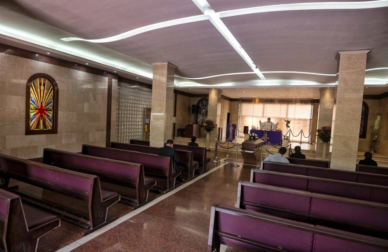 En bancas distintas y guardando como mínimo un metro de distancia entre ellos, las hijas y nietos de don Maximino permanecieron durante la ceremonia previa a la cremación. Reportaje gráfico: Esteban Vega La-Rotta