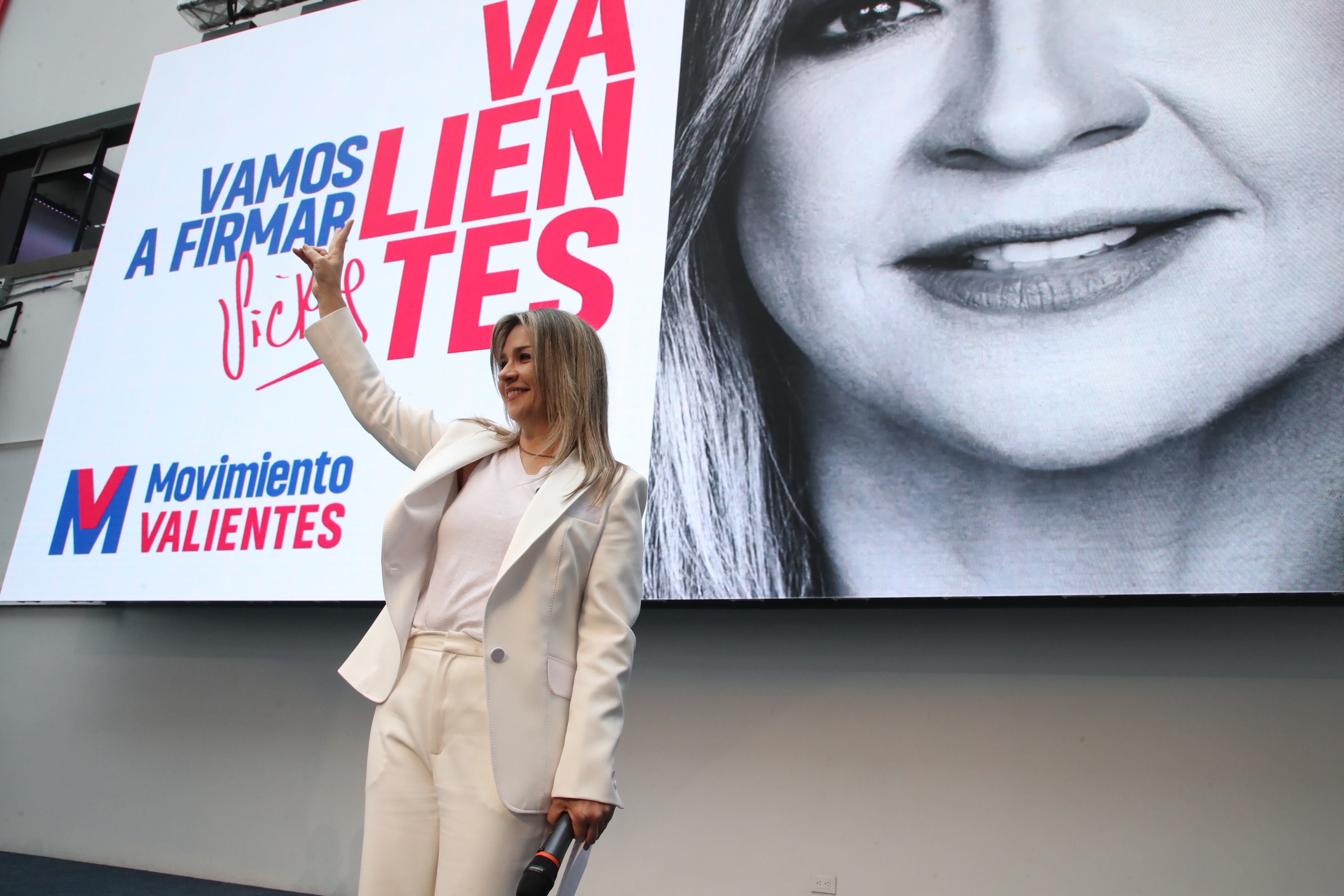 La precandidata presidencial Vicky Dávila inscribió el Movimiento Valientes ante la Registraduría