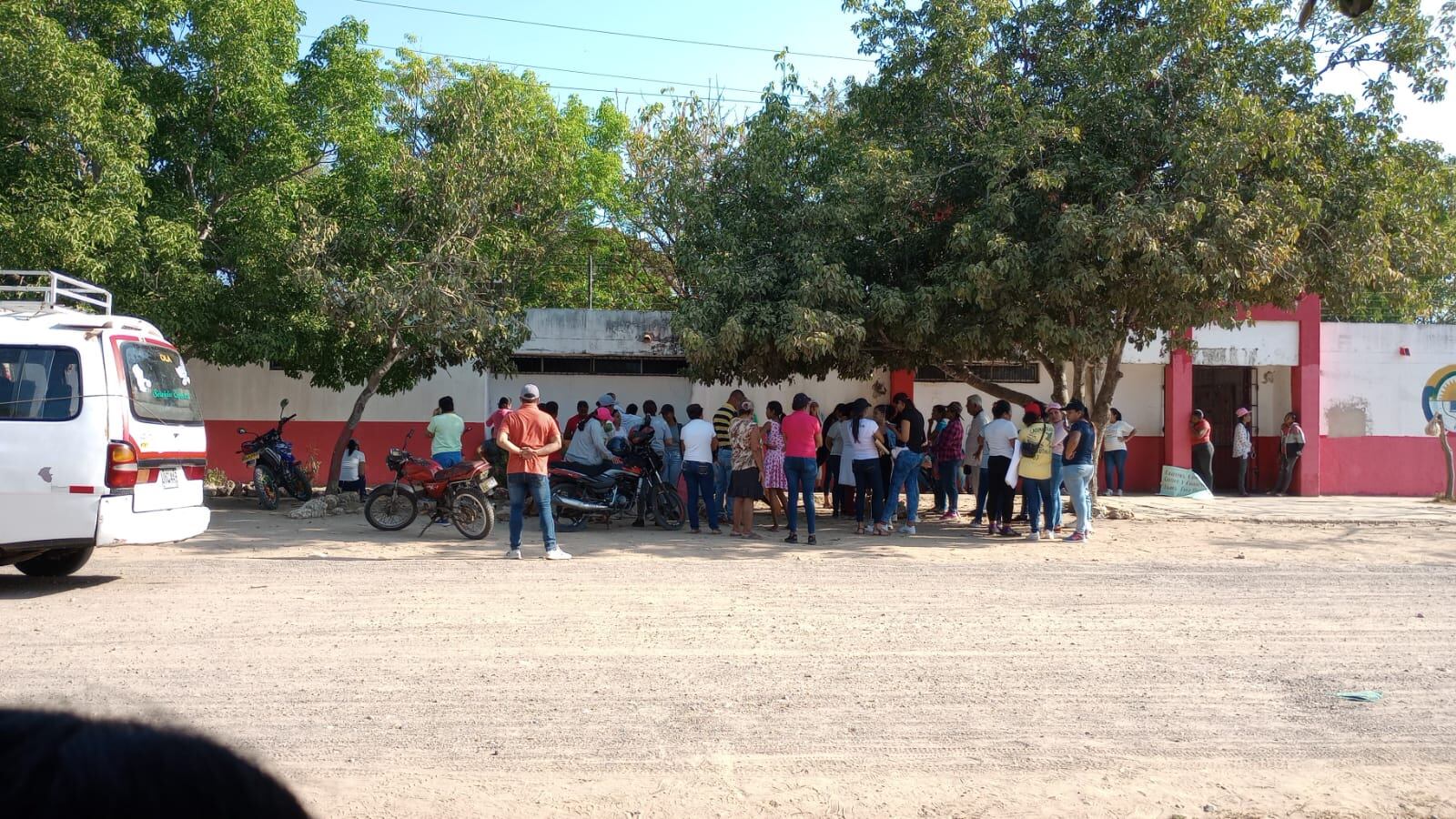 Los acudientes de los menores realizaron protestas a las afueras de las sedes