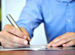 Cuando el empleado se retira de su trabajo tiene derecho a algunos beneficios económicos.