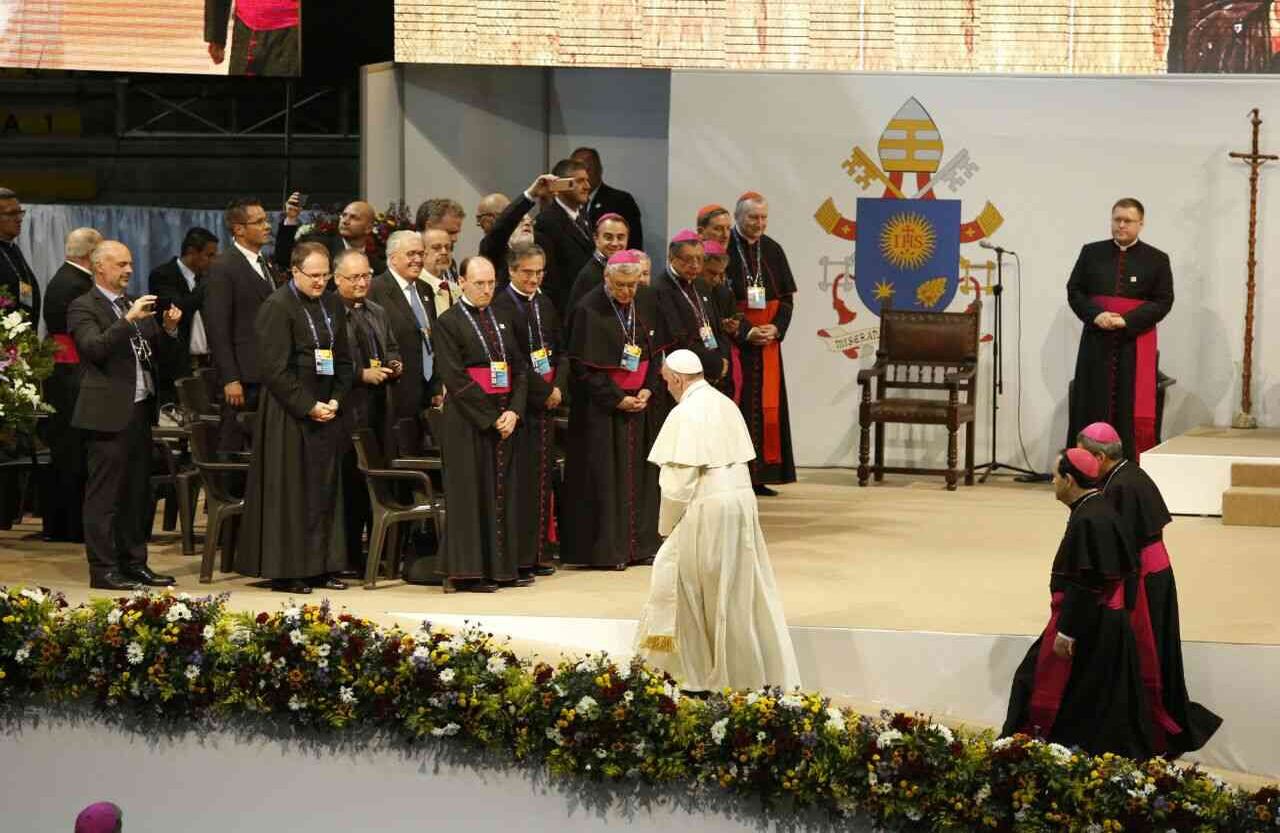 Papa Francisco disponiéndose a saludar a los religiosos en La Macarena. Foto: Guillermo Torres// SEMANA. 
