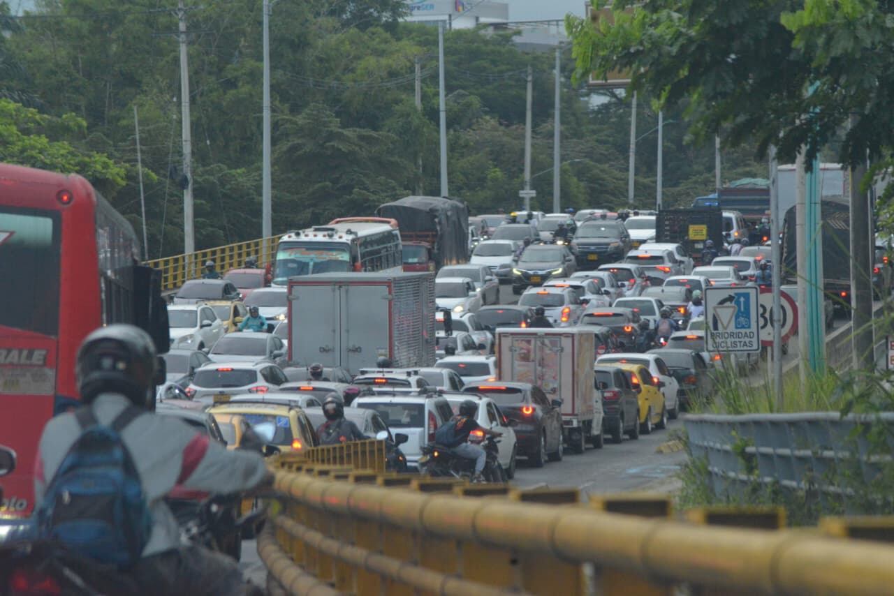 Secretaría de Movilidad de Cali comenzó a implementar el ‘Plan Ola Verde’ en los principales corredores viales. No obstante, se observan fuertes trancones el día miércoles, 11 de febrero de 2026, en la vía Cali- Jamundí