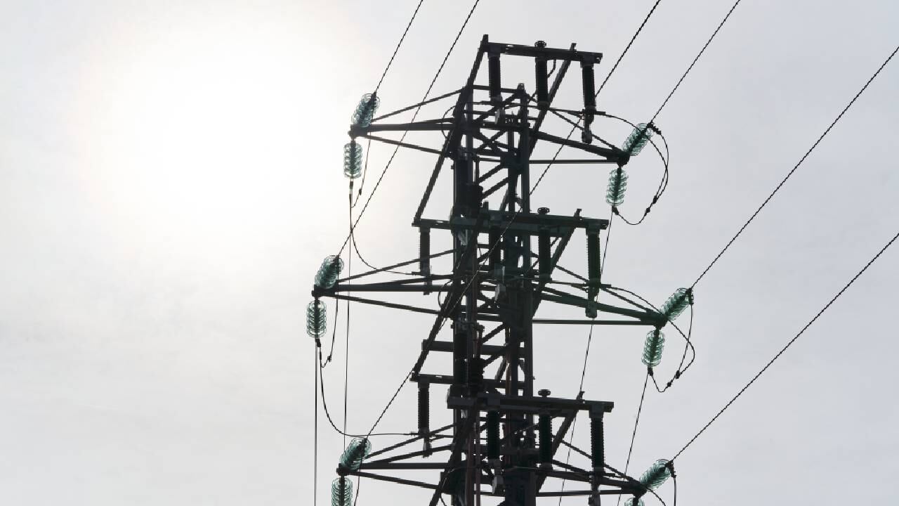 El sujeto tenía un palo de madera para evitar cualquier acercamiento (imagen de referencia poste de luz).