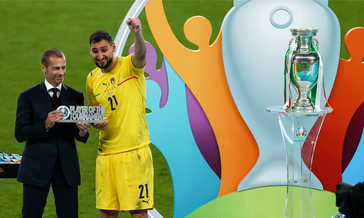 12 July 2021, United Kingdom, London: Football: European Championship, Italy - England, final round, final at Wembley Stadium. Aleksander Ceferin, UEFA President, presents Italy goalkeeper Gianluigi Donnarumma with the trophy for the tournament's best player alongside the European Cup. Photo: Christian Charisius/dpa (Photo by Getty Images/Christian Charisius/picture alliance)