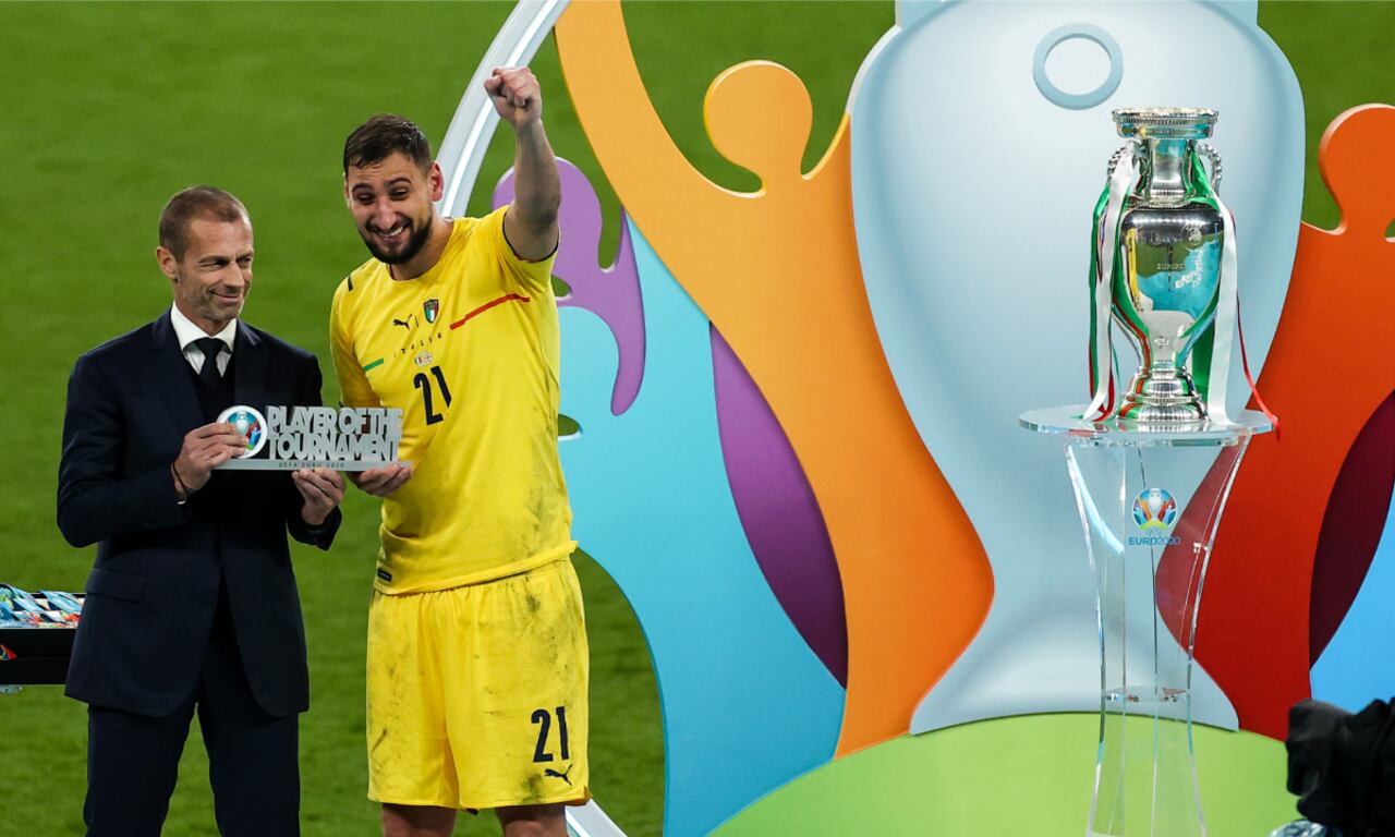 12 July 2021, United Kingdom, London: Football: European Championship, Italy - England, final round, final at Wembley Stadium. Aleksander Ceferin, UEFA President, presents Italy goalkeeper Gianluigi Donnarumma with the trophy for the tournament's best player alongside the European Cup. Photo: Christian Charisius/dpa (Photo by Getty Images/Christian Charisius/picture alliance)
