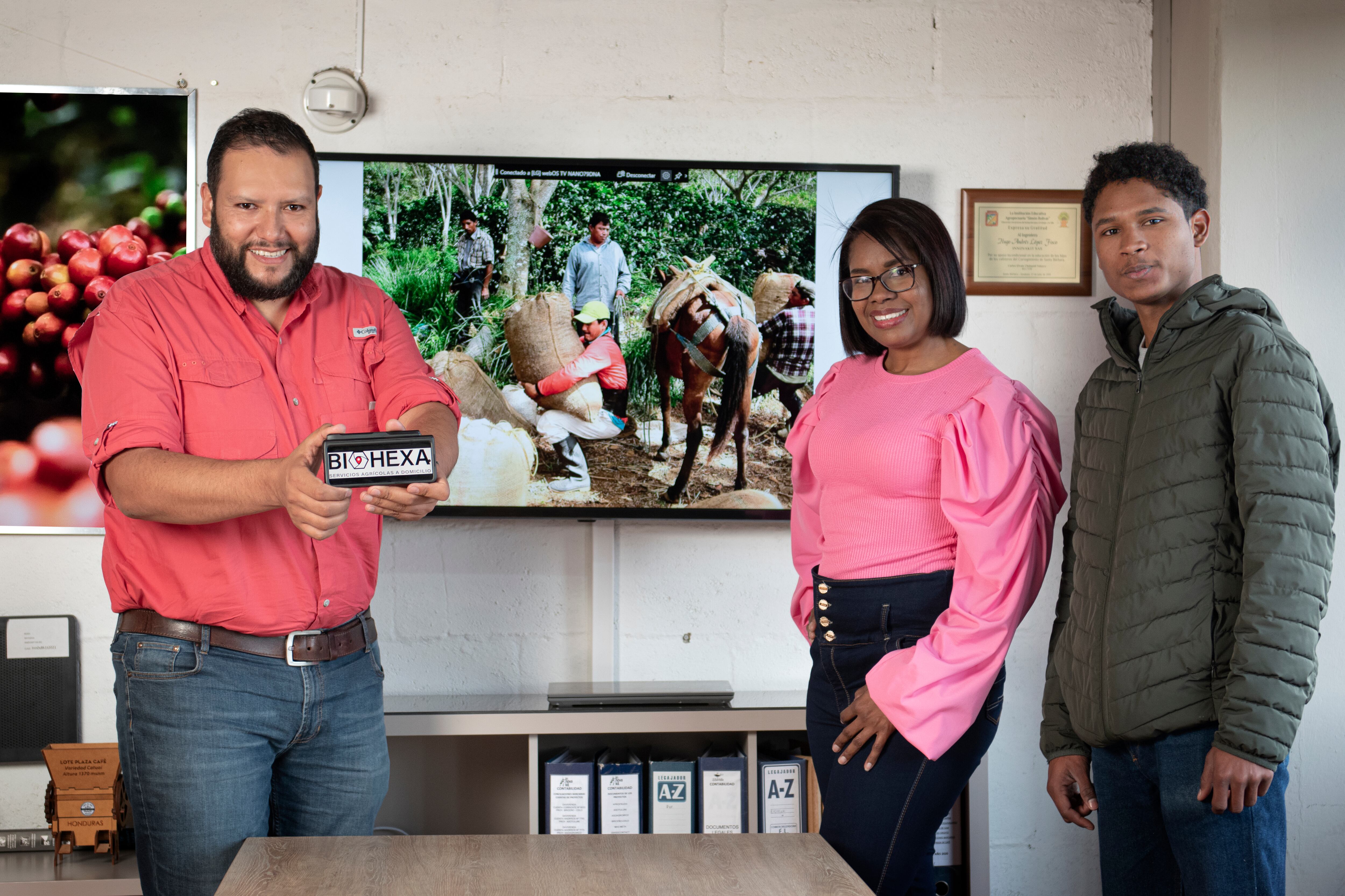 Hugo López, creador de Biohexa, trabaja en conjunto la venezolana Rina Ovelmejia y Wayne Obando para integrar a la población que llega al país.