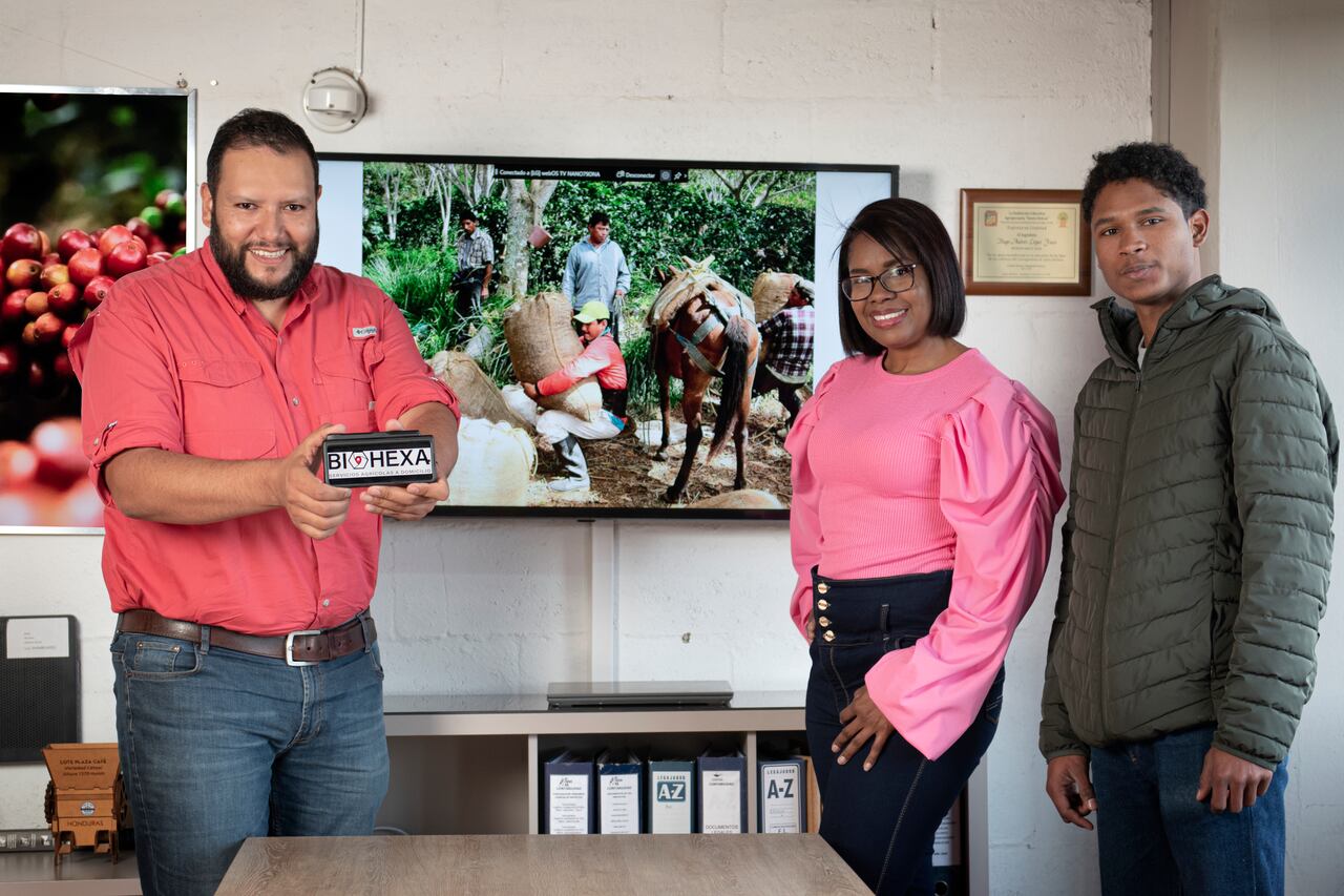 Hugo López, creador de Biohexa, trabaja en conjunto la venezolana Rina Ovelmejia y Wayne Obando para integrar a la población que llega al país.