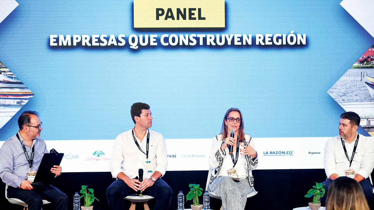 De izquierda a derecha: Carlos Enrique Rodríguez, subdirector de SEMANA; Óscar Gómez Duque, jefe de la Unidad de Gestión Córdoba de Aqualia; Joyce Nessim, gerente de Asuntos Externos de Cerro Matoso, y David de la Rosa, gerente de Extractora El Gran Sinú.