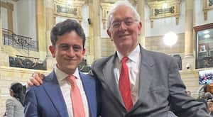 El director de la Dian, Luis Carlos Reyes, y el ministro de Hacienda, José Antonio Ocampo, celebraron la aprobación de la reforma tributaria en el Senado.