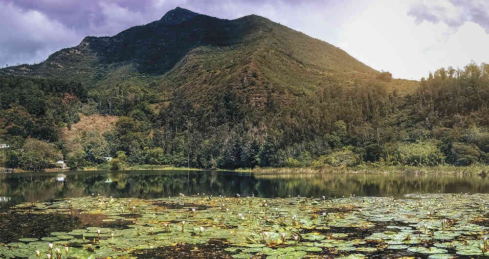 ¿Qué recomienda Andrés Cepeda en Ubaque? Visitar su mística laguna, de valor sagrado para los muiscas. También aconseja probar los piquetes.
