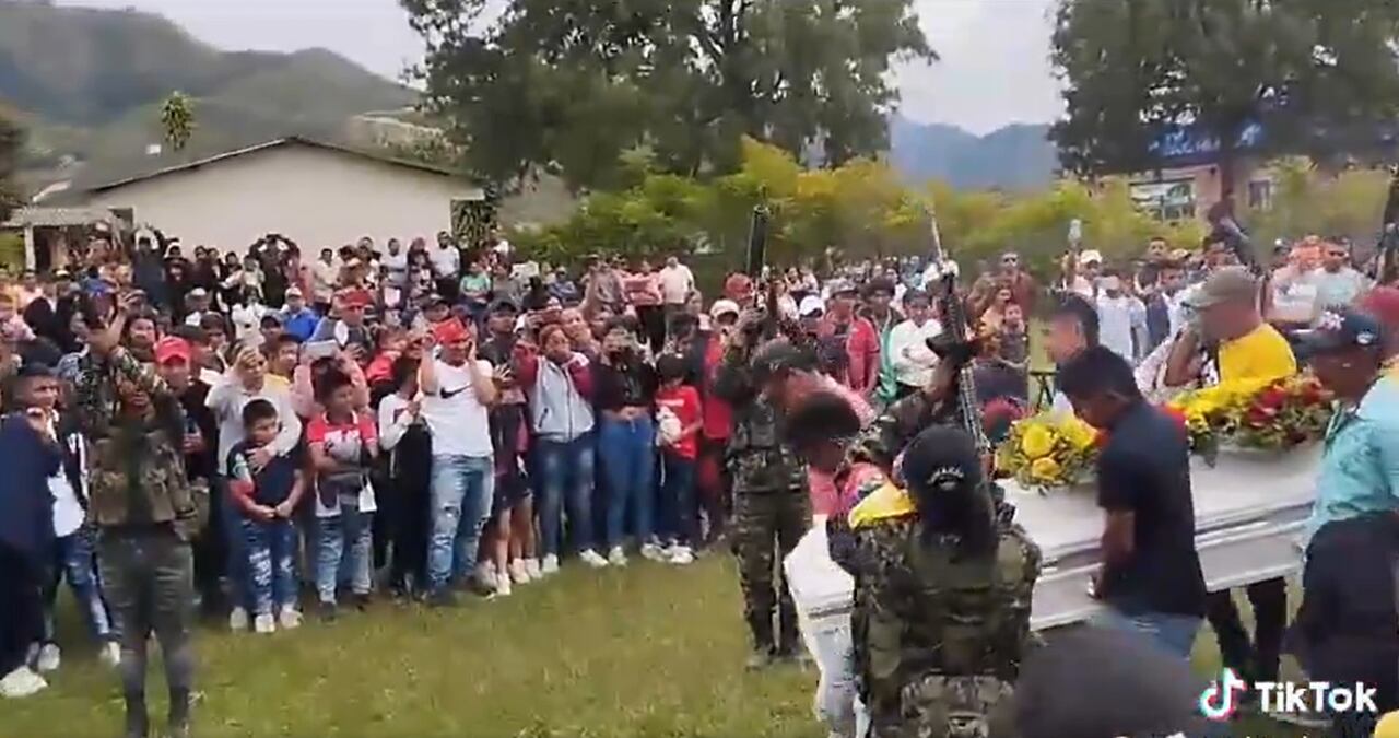 Los disparos suenan en repetidas ocasiones sin que los habitantes muestren temor alguno.