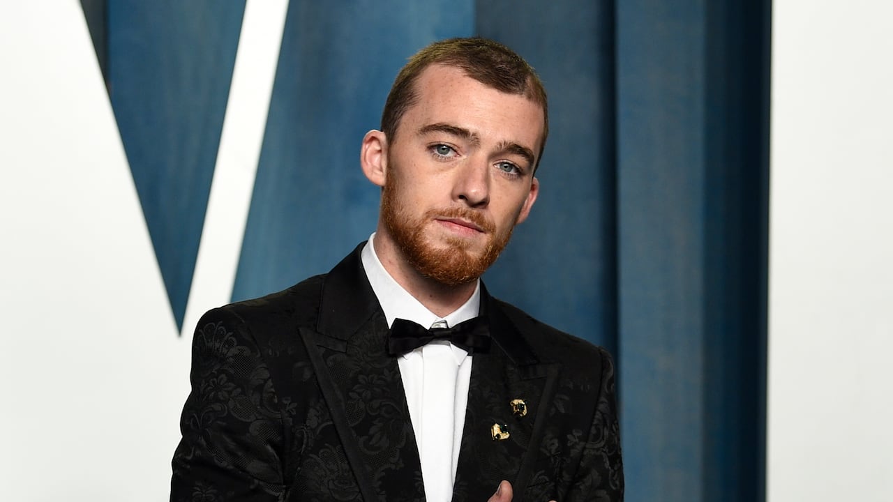 ARCHIVO - Angus Cloud llega a la fiesta de los Oscar de Vanity Fair el 27 de marzo de 2022 en Beverly Hills, California. Cloud, el actor que interpretó al narcotraficante Fezco "Fez" O'Neill en la serie de HBO "Euphoria", murió de una sobredosis de cocaína, fentanilo y otras sustancias, dijo el jueves la oficina forense del norte de California. Murió el 31 de julio en la casa de su familia en Oakland, California. Tenía 25 años. (Foto de Evan Agostini/Invision/AP, Archivo)