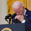 El presidente Joe Biden se detiene cuando escucha una pregunta sobre los bombardeos en el aeropuerto de Kabul que mataron al menos a los 12 miembros del servicio de los Estados Unidos, desde la sala este de la Casa Blanca, el jueves 26 de agosto, 2021, en Washington. Foto AP / Evan Vucci