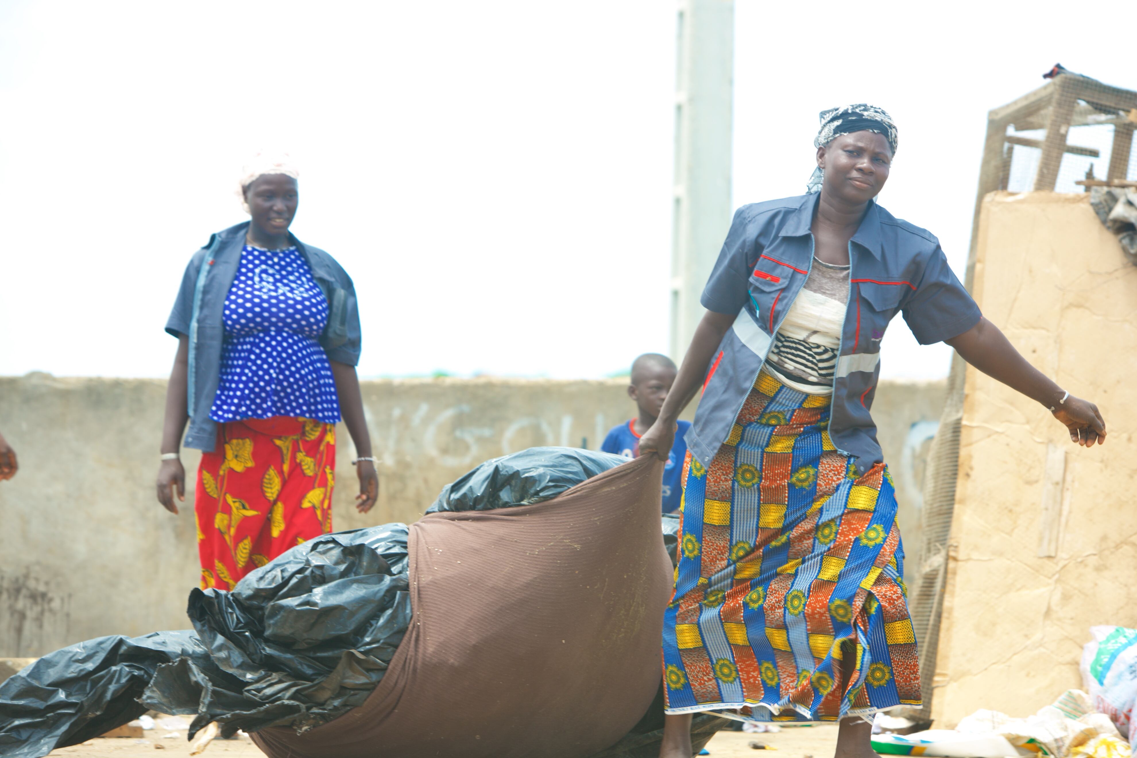 Awa y sus compañeras son encargadas de realizar labores de reciclaje cerca de Abiyán, Costa de Marfil. Su trabajo ha permitido tener los materiales para más de 450 escuelas en el país africano.