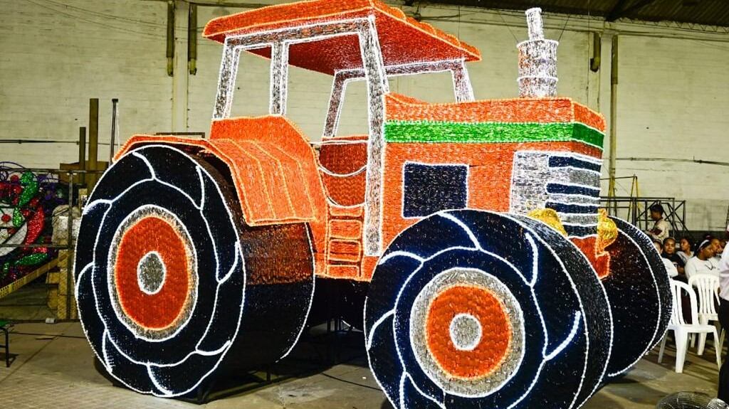 El tractor en el alumbrado navideño de Cartagena.