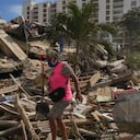 Residentes buscan entre los escombros de un edificio que se derrumbó tras los terremotos que azotaron La Guaira, Venezuela.