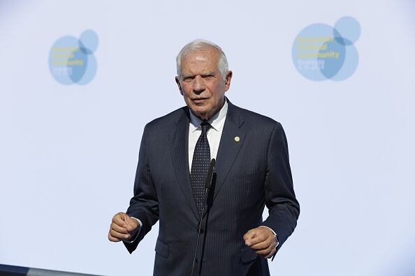 Medio centenar de jefes de Estado y de Gobierno europeos asisten hoy a la cumbre de la Comunidad Política Europea (CPE), una de las reuniones que se celebran con motivo de la Presidencia española de la UE. Esta es la tercera reunión de este foro intergubernamental cuyo principal objetivo es mostrar la unidad europea frente a Rusia. Entre los asistentes estarán los líderes de los 27 estados miembros de la UE, así como el Primer Ministro británico, el Presidente turco y los líderes de los países de los Balcanes Occidentales. (Foto de Alex Zea/Europa Press vía Getty Images)