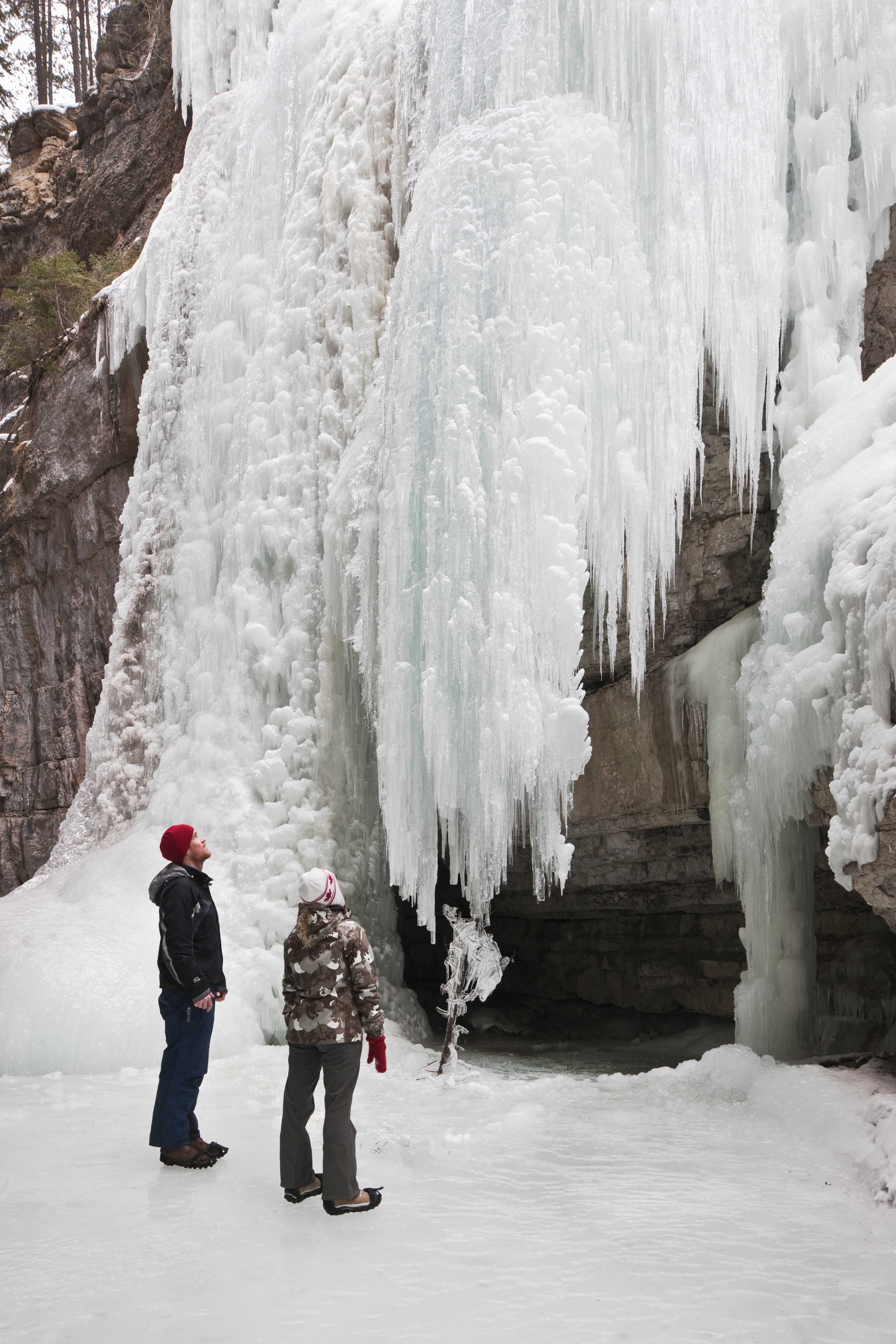 Plan imperdible en Canadá: visita el cañón mágico rodeado de impresionantes cascadas congeladas