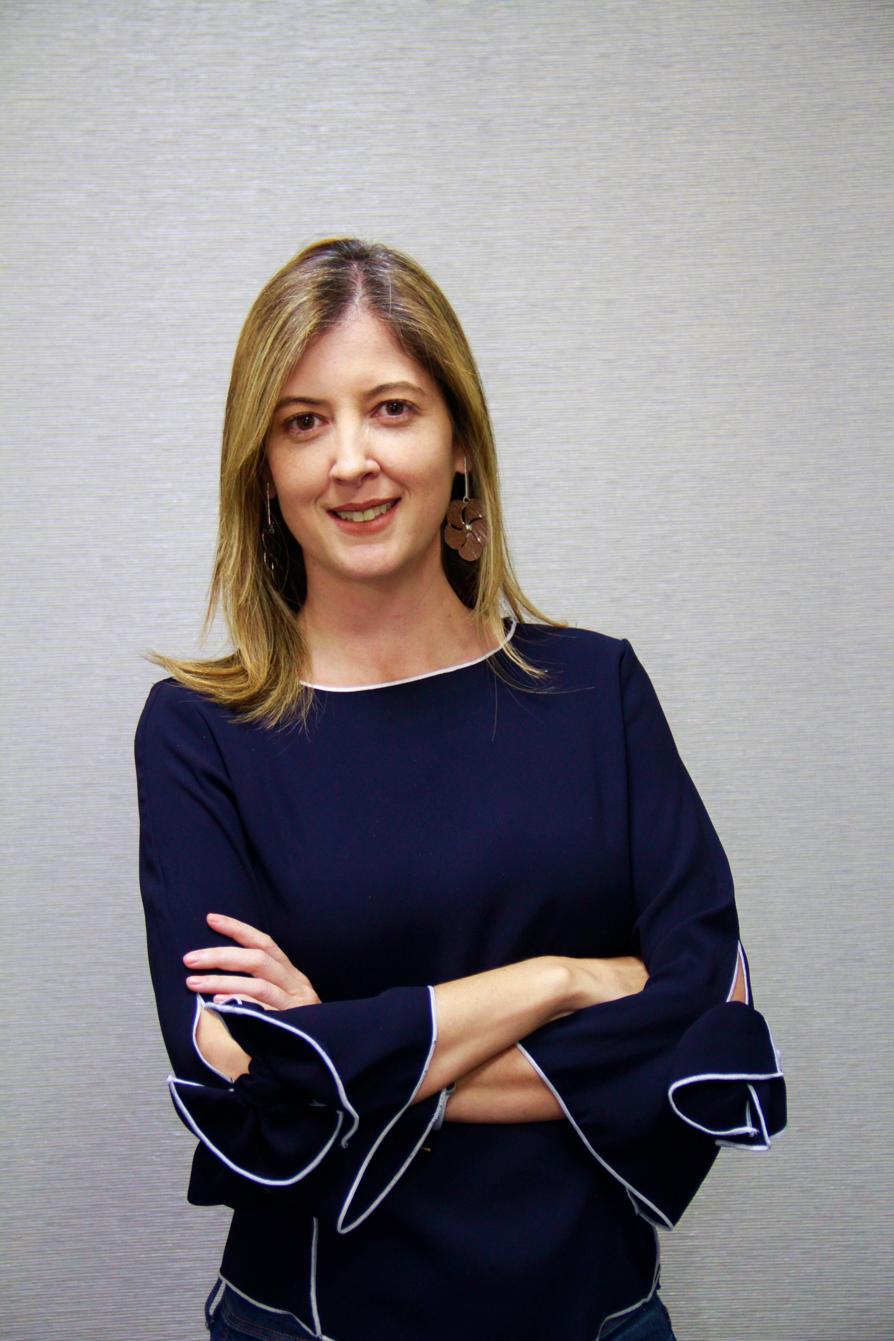 Mujer ejecutiva en fondo gris.