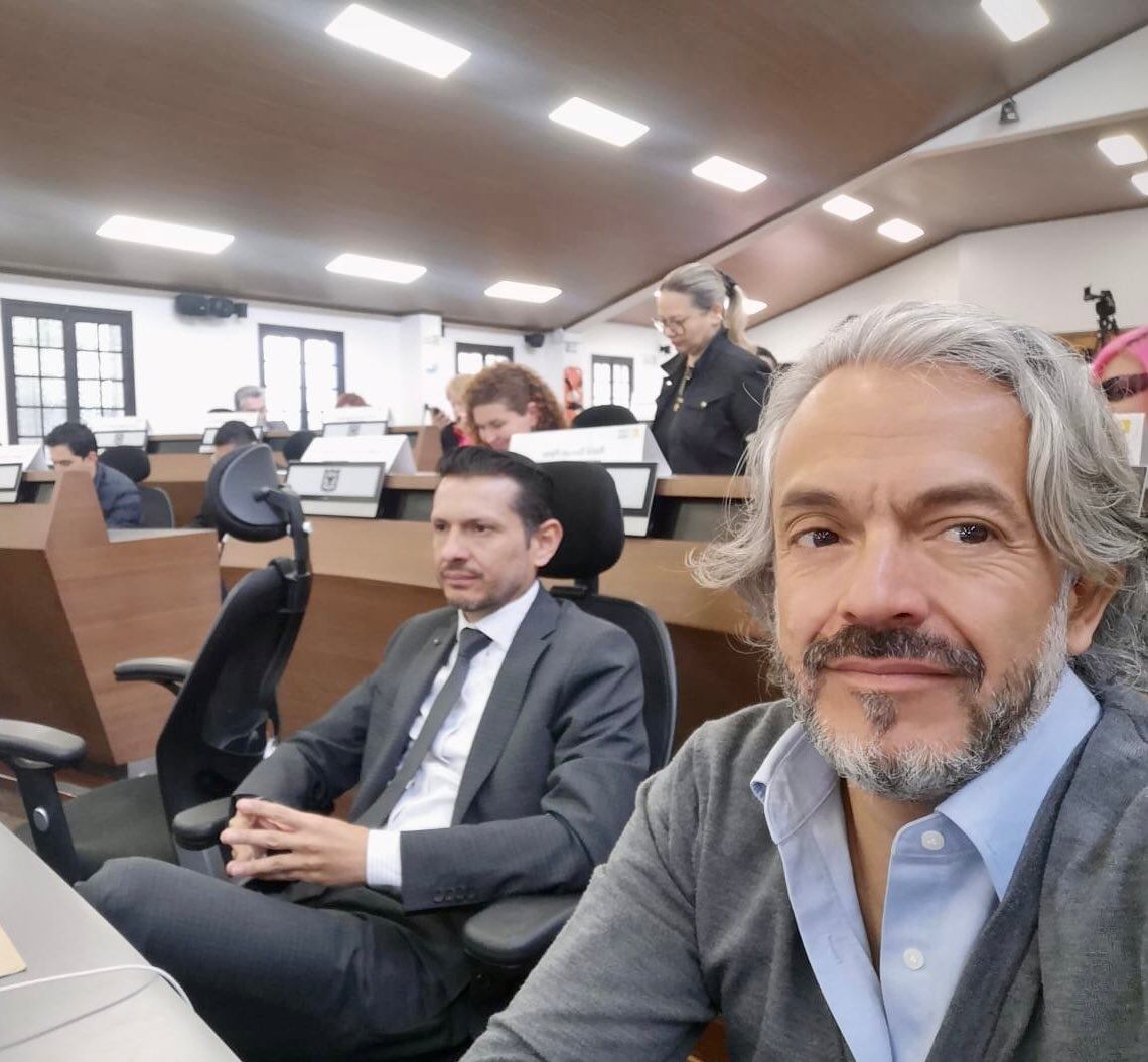 “¡Vamos a ser los mejores para Bogotá! Estudiosos y propositivos. Hoy en el Concejo de Bogotá, en la inducción de autoridades territoriales de la Escuela Alto Gobierno Esap de la Esap. Le ofrecemos a la capital y al país una nueva política: hacer las cosas bien y solucionar con base en la evidencia”, agregó.