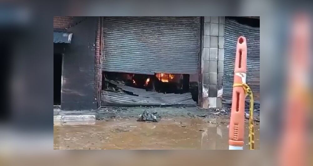 Aún permanecen algunos focos encendidos en la fábrica de colchones.