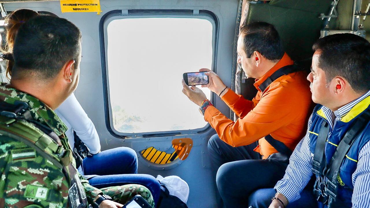 Gobernador de Santander analiza complejidad de incendios.