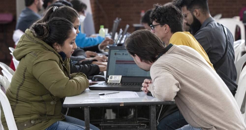 La falta de programas educativos relevantes y conectividad con el mercado laboral local contribuye a la migración de jóvenes hacia las ciudades en búsqueda de mejores oportunidades.
