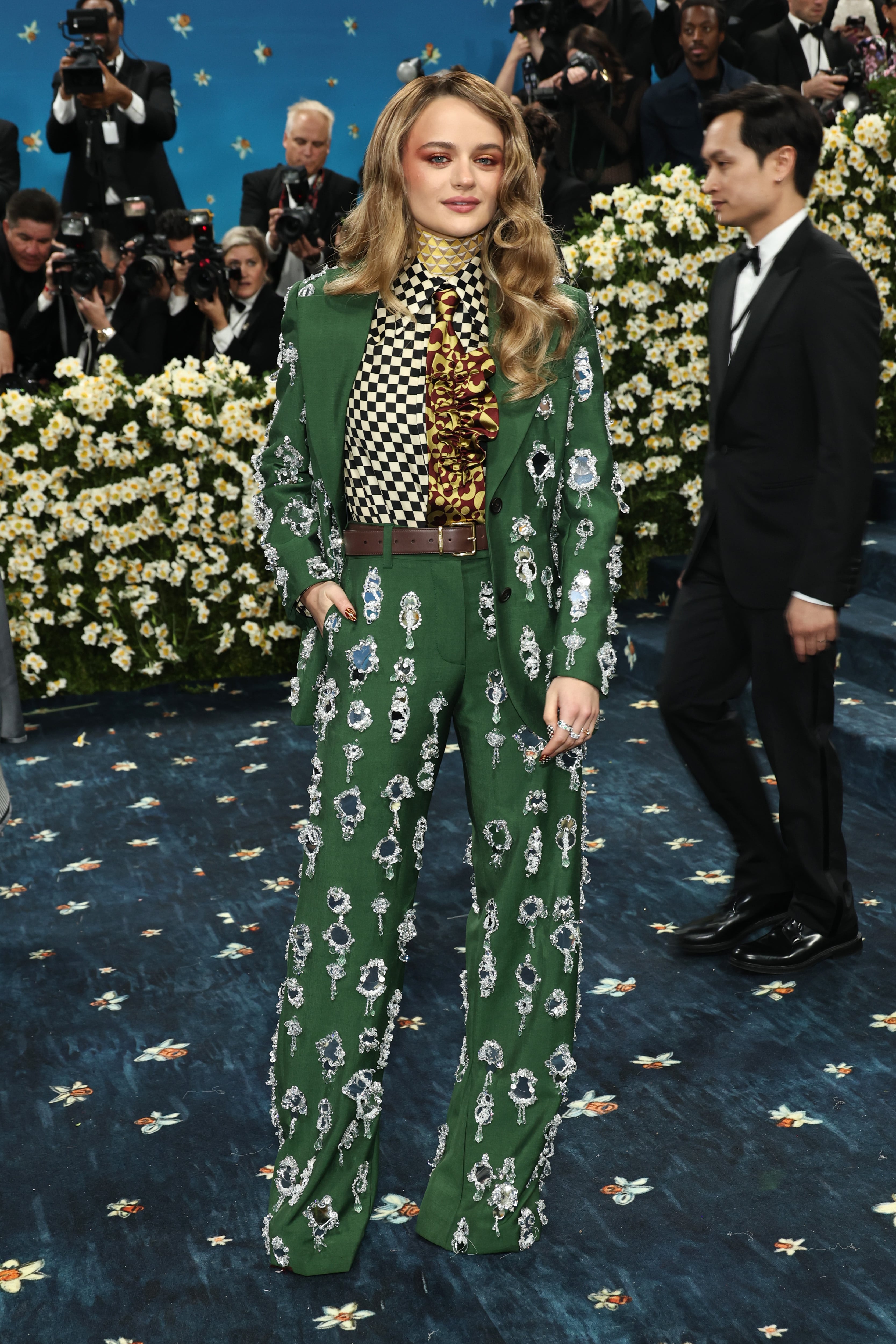 Joey King hizo su debut en la Met Gala con un conjunto verde personalizado de Miu Miu, que combinaba la sastrería clásica con un toque moderno.