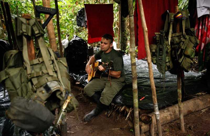 Alexander (26 años) ingresó a la guerrilla  hace 10 años en su vereda, cerca del río Losada, en el municipio de La Macarena. Hace apenas unos meses toca la guitarra y compone canciones. Sueña con conocer a su ídolo Silvio Rodríguez, “un comunista de tiempo completo”.