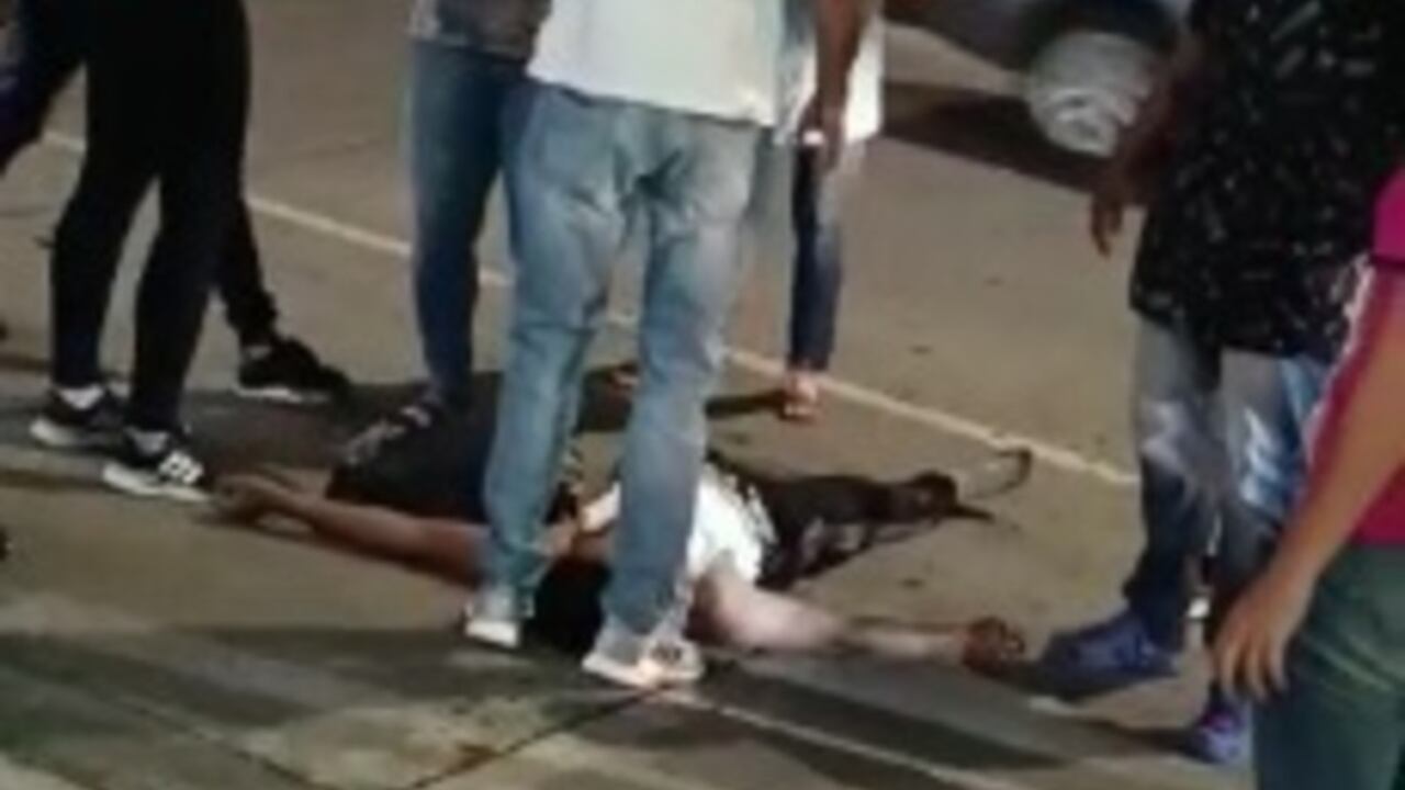 El ladrón quedó tendido en el piso ante tantos golpes recibidos.