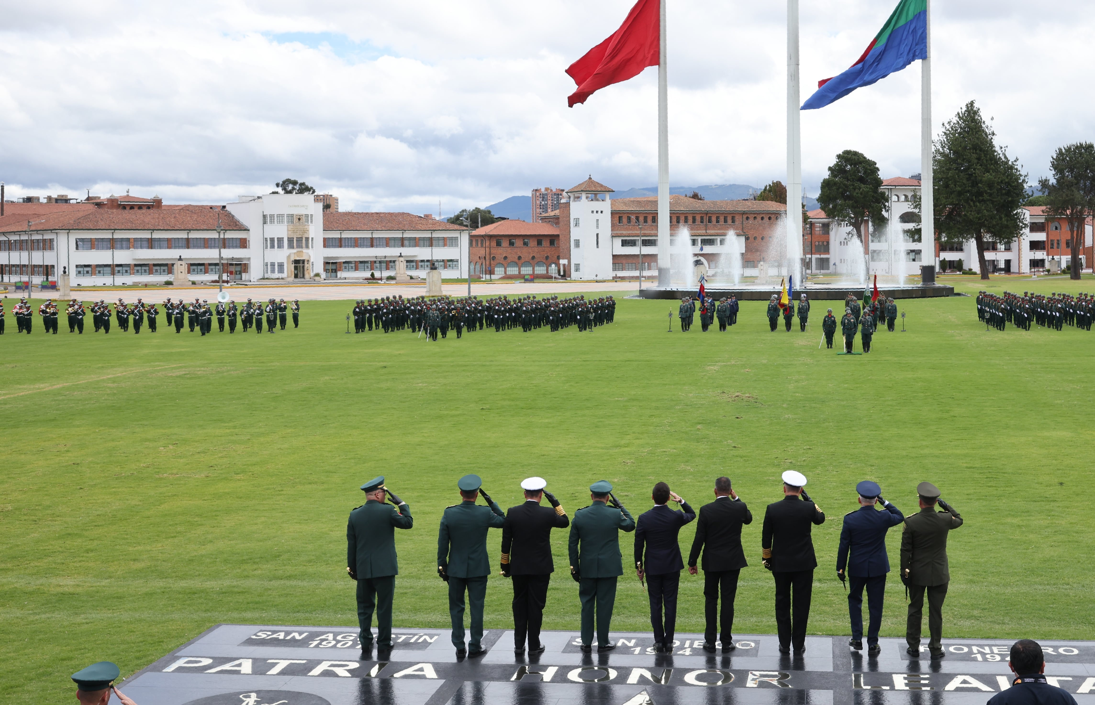 Ceremonia de reconocimiento a la nueva cúpula militar y la condecoración a la cúpula saliente en la Escuela Militar de Cadetes José Maria Córdoba.