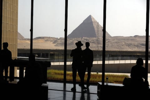 Las pirámides de Giza se ven desde el Museo Egipcio mientras los turistas visitan el museo, en Giza, Egipto, el 14 de octubre de 2025. El museo exhibe miles de artefactos de las épocas prehistórica, faraónica y romana, incluidos los tesoros de oro del rey Tutankamón, cuya tumba fue descubierta en 1922. El sitio atrae a miles de visitantes cada año con sus doce salas de exposiciones, jardines y espacios culturales. Fareed Kotb / Anadolu (Foto de Fareed Kotb / Anadolu vía AFP)