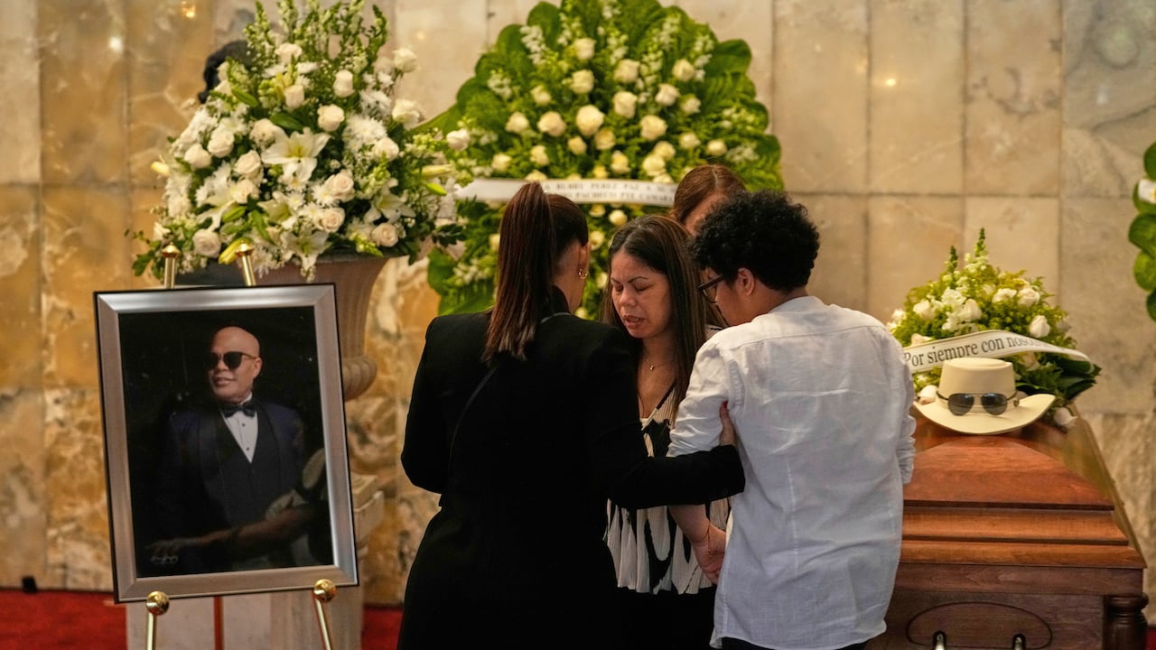 Zulinka Pérez durante el funeral de su padre, el músico Rubby Pérez, quien murió luego de que se desplomara el techo de la discoteca Jet Set donde daba un concierto.