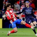 Phil Foden, jugador del Manchester City en un duelo con Antoine Griezmann.