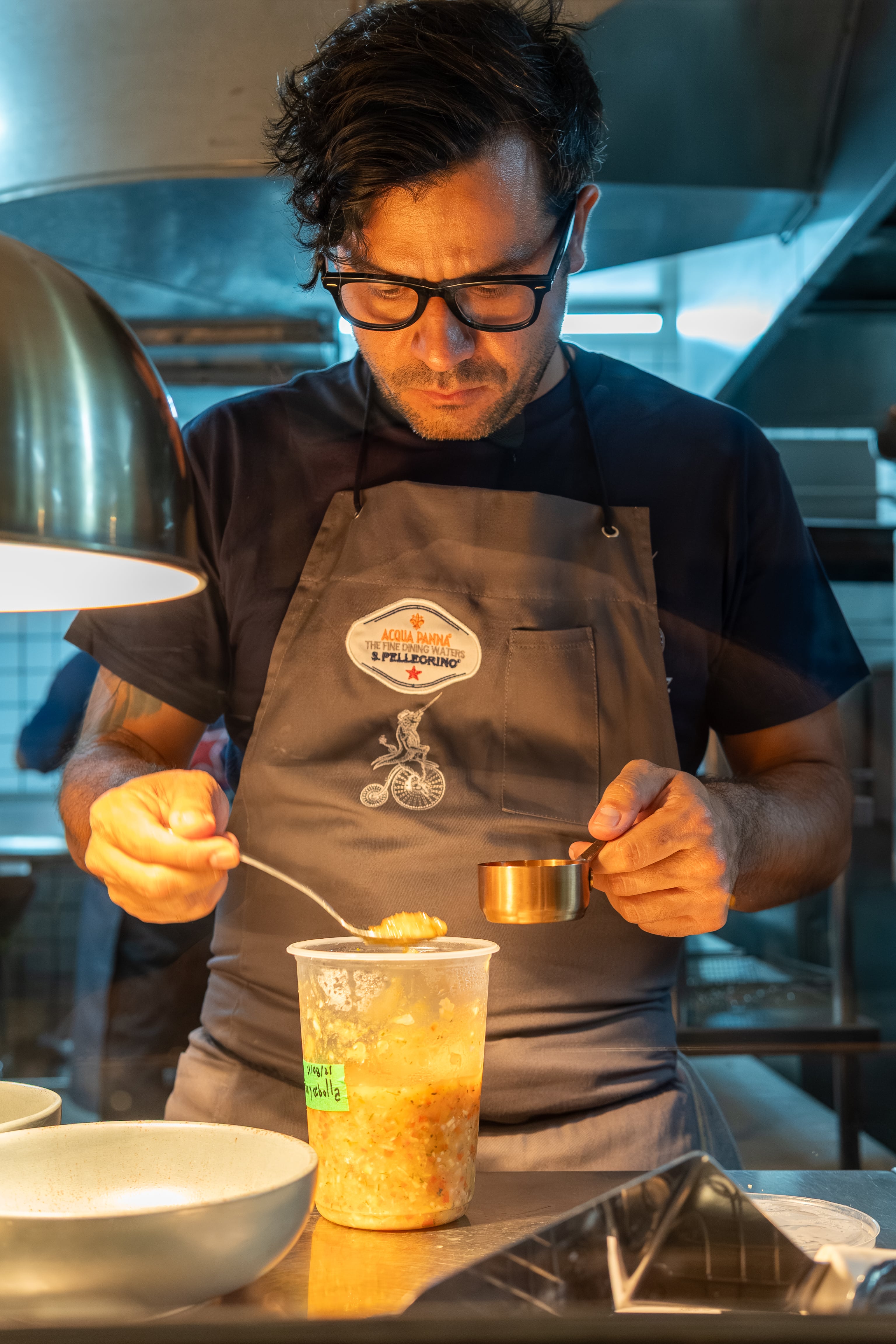Alejandro Ramírez lidera la cocina y los conceptos gastronómicos de cuatro proyectos en Cartagena: Rabo de Pez, Pascal, Terraza Municipal y Elemental Catering.