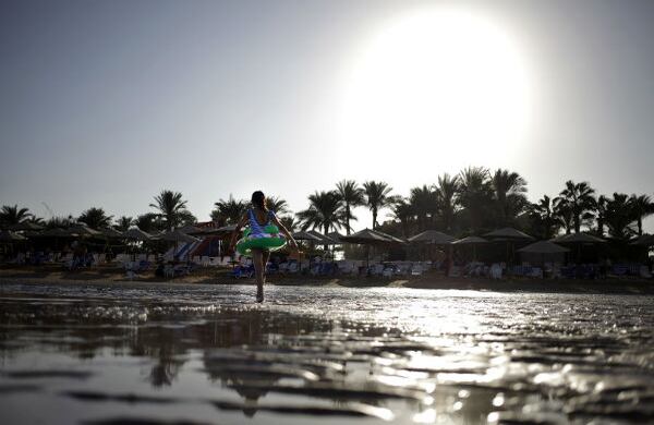 Varias personas disfrutan un día de verano en la playa en el Mar Rojo, al oeste de El Cairo, Egipto. (AP)