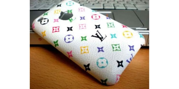 Si además de proteger su celular, logra combinar el diseño y los colores con su bolso o sus botas de la misma marca, mucho mejor. Este de Louis Vuitton es un ejemplo de ello. 