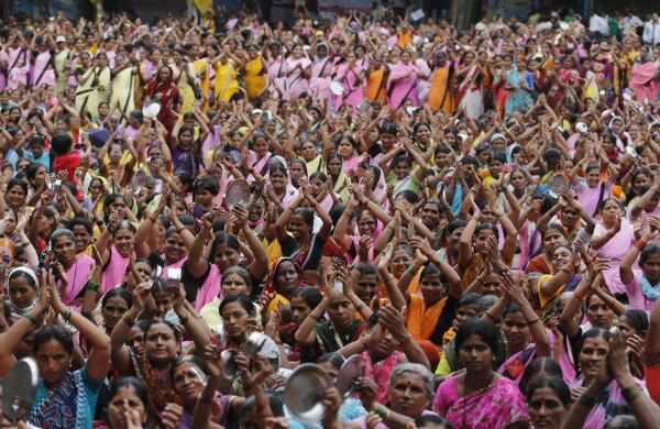 Trabajadores de un centro de atención materno patrocinado por el gobierno protestan con platos y cucharas en Bombay, India. (AP)