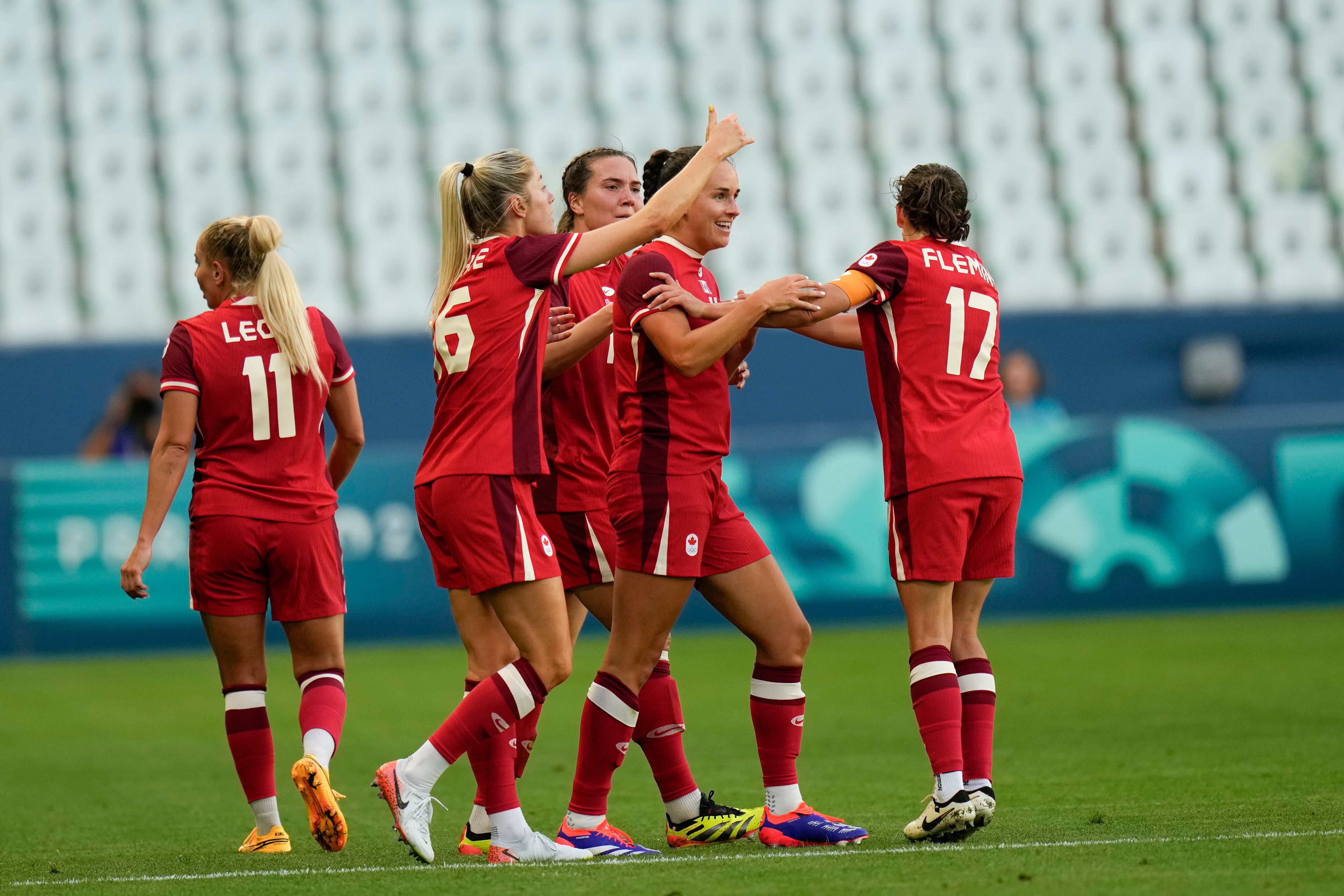 Evelyne Viens, de Canadá (segunda desde la derecha), celebra con sus compañeras de equipo tras anotar el segundo gol de su equipo durante el partido de fútbol femenino del Grupo A entre Canadá y Nueva Zelanda en el estadio Geoffroy-Guichard durante los Juegos Olímpicos de Verano de 2024, el jueves 25 de julio de 2024, en Saint-Etienne, Francia. (Foto AP/Silvia Izquierdo)