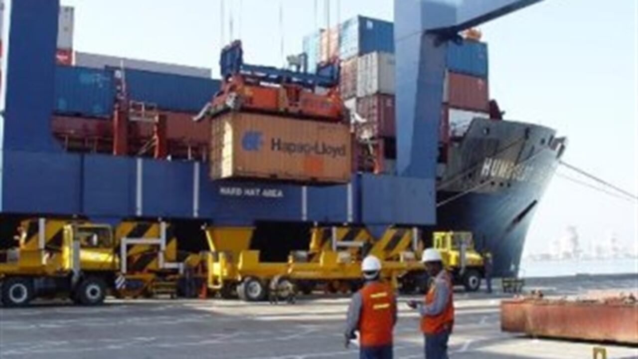 Contenedor en puerto.