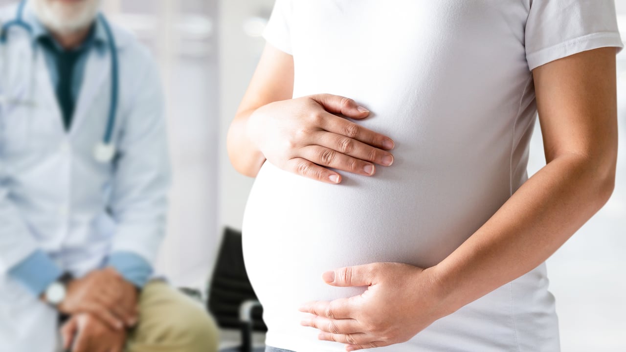 Una prueba de embarazo puede indicar si la mujer está embarazadam analizando una hormona específica producida durante el embarazo que se llama gonadotropina coriónica humana (GCH).