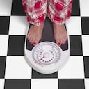 Controlar porciones y evitar alimentos procesados, son algunas recomendaciones de expertos para bajar de peso, a pesar del sedentarismo. Foto: Gettyimages.