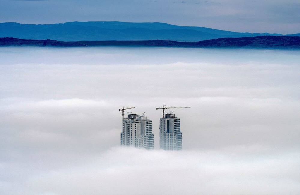  Una fotografía tomada desde la montaña Vodno muestra las cumbres de algunos de los edificios más altos de la ciudad sobre las nubes en un área con un alto nivel de contaminación del aire Skopje el 15 de diciembre este día fue afectado por la contaminación del aire que casi paralizó la capital macedonia. Robert ATANASOVSKI / AFP