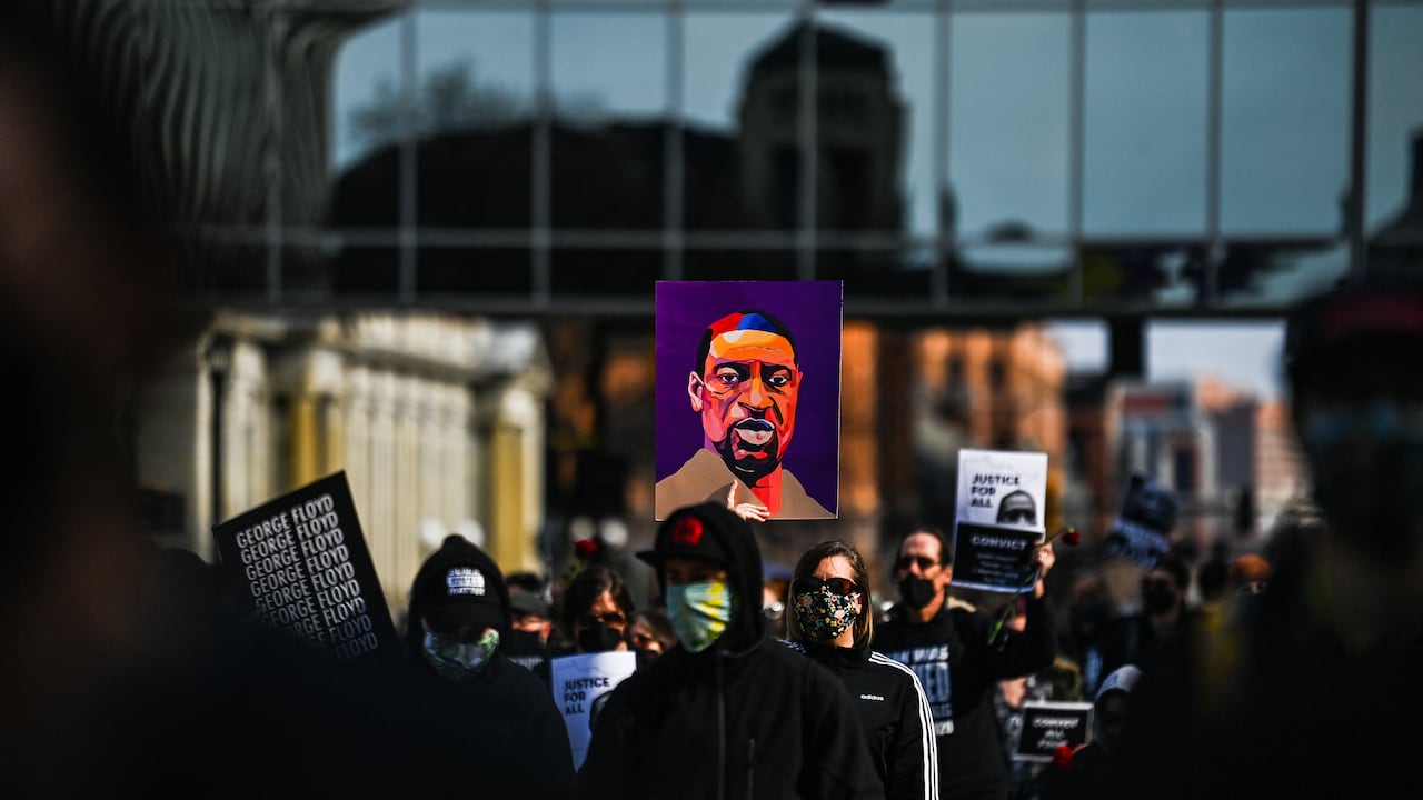 Una marcha silenciosa para recordar a George Floyd frente al tribunal donde el exagente de policía, Derek Chauvin, será juzgado.