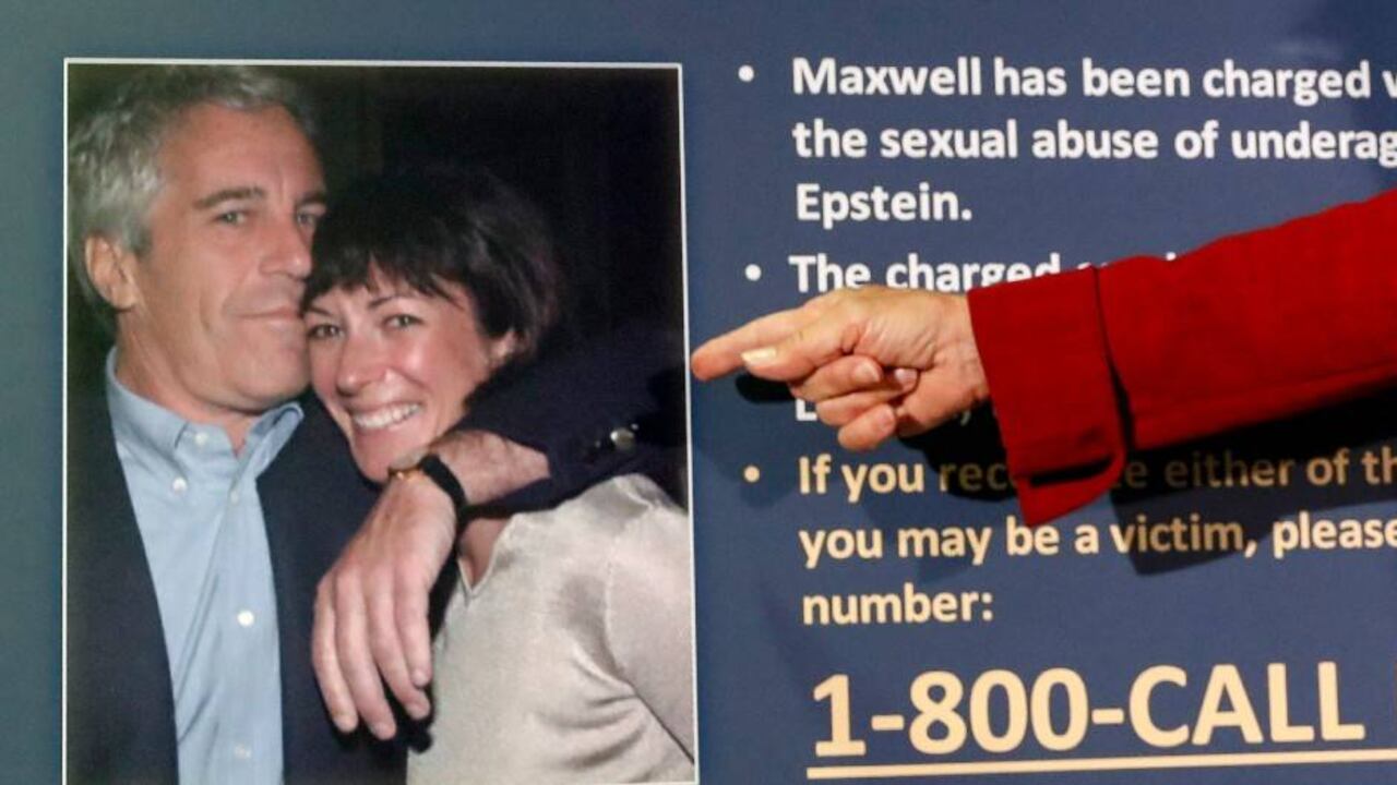 Ghislaine Maxwell y Jeffrey Epstein. Muchos de sus secretos están aún sin revelar.