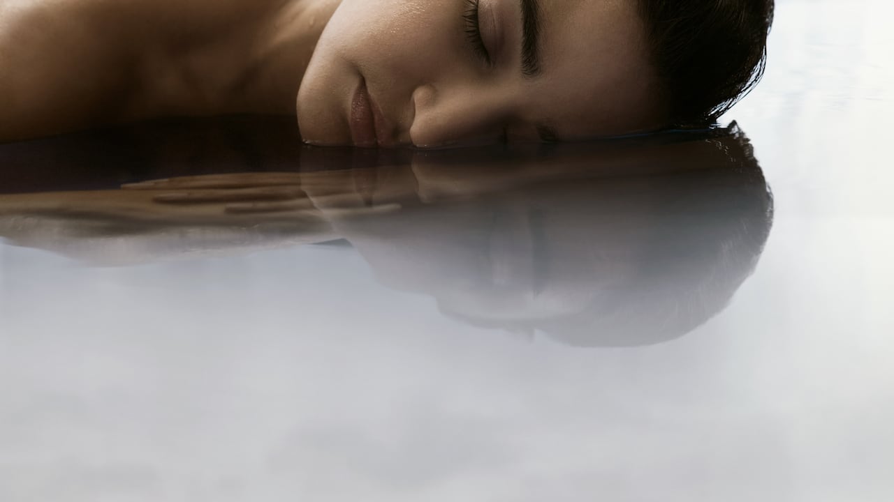 Mujer joven sobre agua