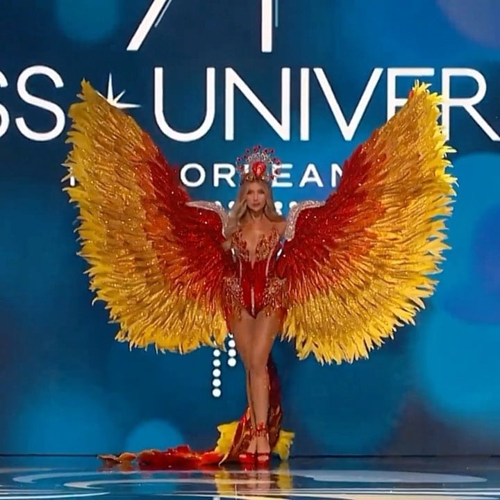 Miss Colombia deslumbró como un ave fénix en el desfile de traje artesanal. Foto: Instagram @missuniversecolombiaorg.