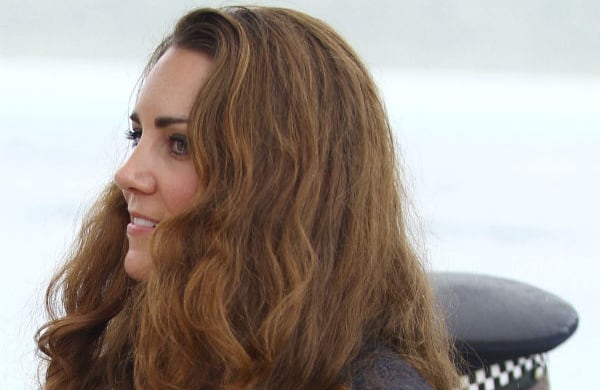 La princesa Kate baja de la canoa para a participar de la ceremonia tradicional.