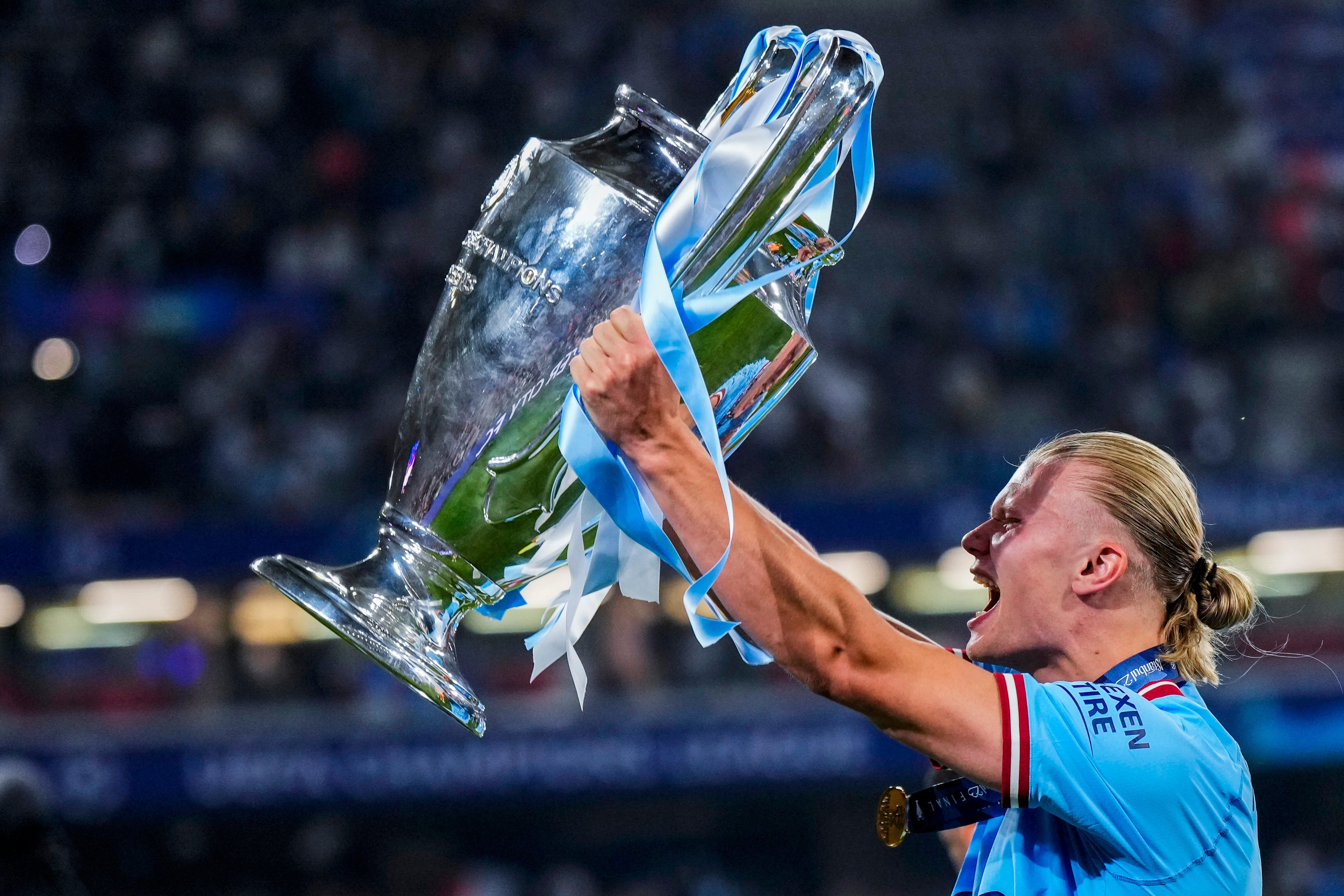 Erling Haaland, del Manchester City, celebra con el trofeo después de ganar el partido de fútbol final de la Liga de Campeones entre el Manchester City y el Inter de Milán en el Estadio Olímpico Ataturk en Estambul, Turquía, el domingo 11 de junio de 2023. El Manchester City ganó 1-0. (Foto AP/Manu Fernández)