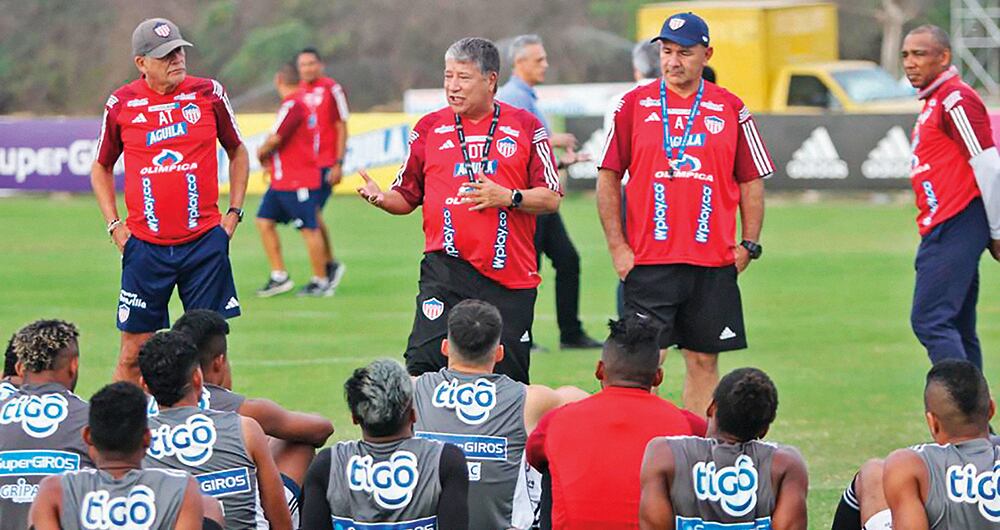  El Bolillo Gómez se estrenará este sábado en el banco del Junior con el juego en Barranquilla ante Santa Fe.